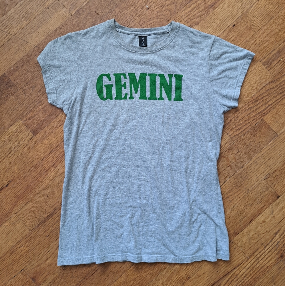 Anvil Gray Tee W/ Green Gemini Graphic Sz M (Fits XS)